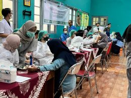 “Bikin Senyum Guru Indonesia”: UGM dan PGRI Gelar Pemeriksaan dan Pembuatan Gigi Tiruan Gratis di SMKN 3 Yogyakarta